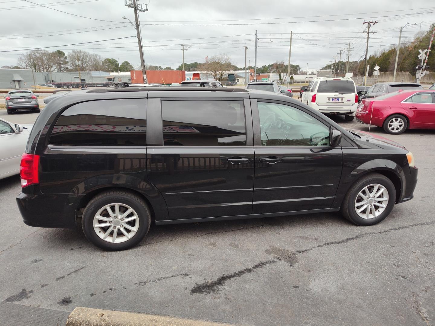 2016 Black Dodge Grand Caravan (2C4RDGCG0GR) , Automatic transmission, located at 5700 Curlew Drive, Norfolk, VA, 23502, (757) 455-6330, 36.841885, -76.209412 - Photo#17